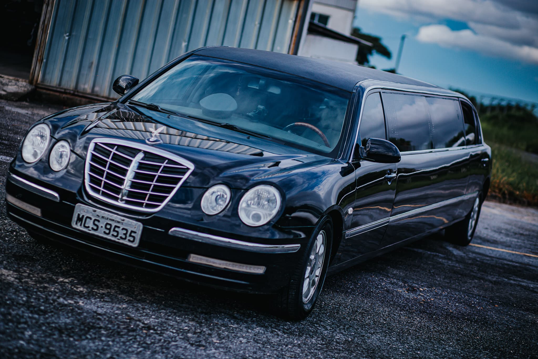 Limousine preta vista frontal