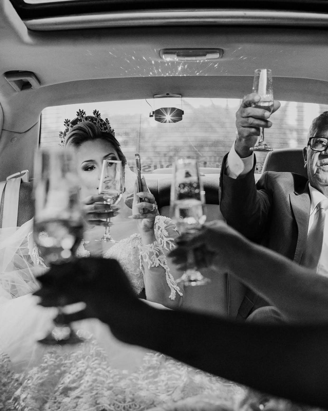 Brinde de casamento dentro da limousine